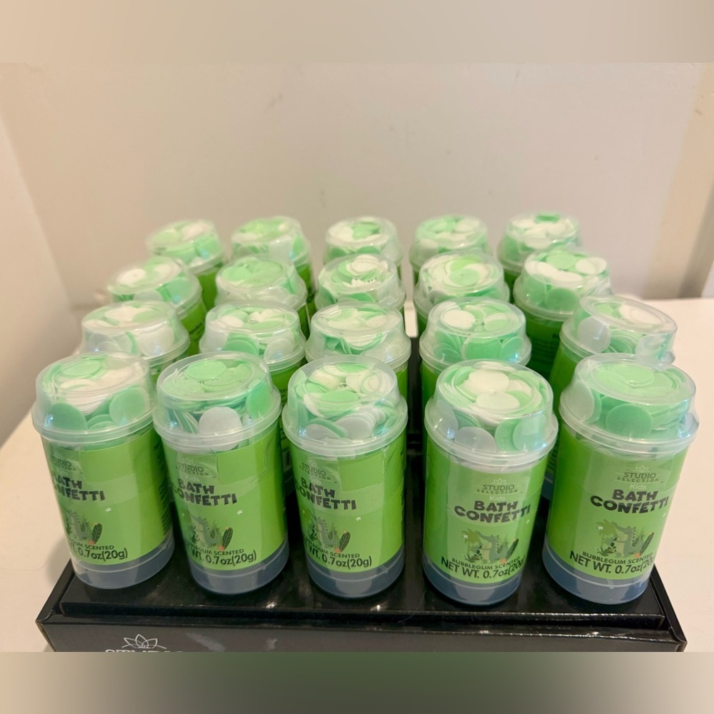 21 count Studio Selection Aloe Bath Confetti .7oz. Bubble gum scent